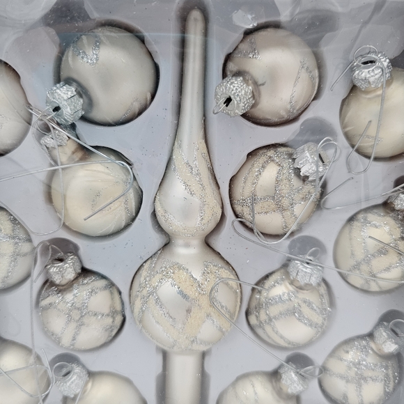 A beautiful set of Small, 15 glass Christmas ornaments with matching tree topper - Picture 3 of 3